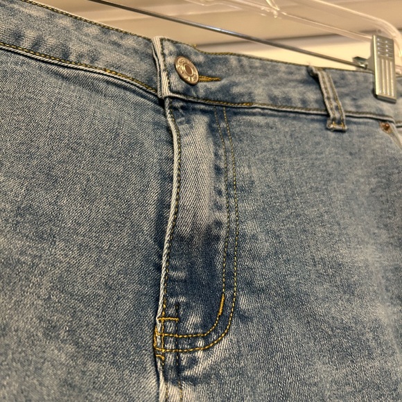 Women's Ripped Mid-Rise Denim Bermuda Shorts Frayed
Stretch Jean Shorts, XXL - Picture 7 of 9